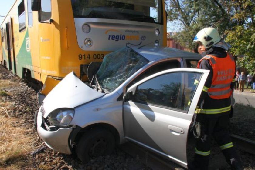 Nepozorná řidička vjela pod vlak