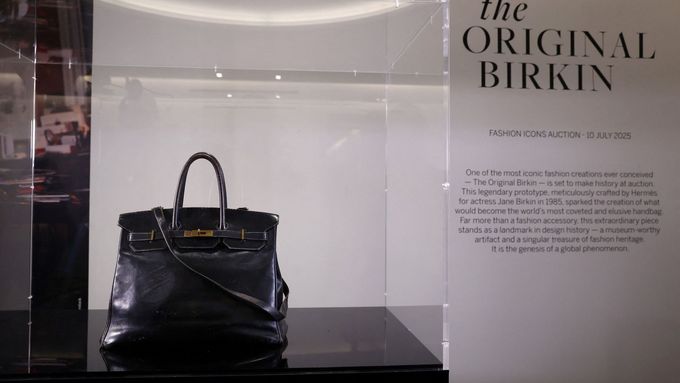 Originální kabelka Birkin vystavená v aukční síni Sotheby’s v Paříži.
