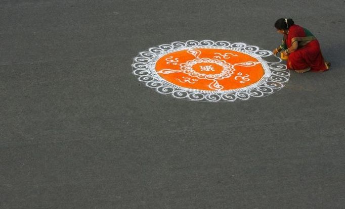 Žena z Dillí vytváří tzv. Rangoli tradiční vzor vyrobený z barevného prášku při příležitosti nedávného 150. výročí první bitvy za nezávislost proti Velké Británii.