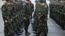 An officer inspects the boots of recruits during a morning parade of an infantry unit based in Kiev October 15, 2012. REUTERS/Gleb Garanich (UKRAINE - Tags: MILITARY) Published: Říj. 15, 2012, 12:28 odp.