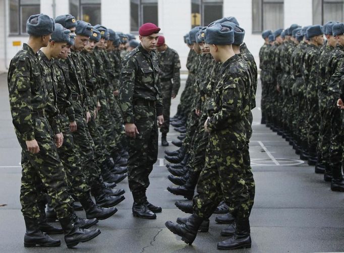 An officer inspects the boots of recruits during a morning parade of an infantry unit based in Kiev October 15, 2012. REUTERS/Gleb Garanich (UKRAINE - Tags: MILITARY) Published: Říj. 15, 2012, 12:28 odp.