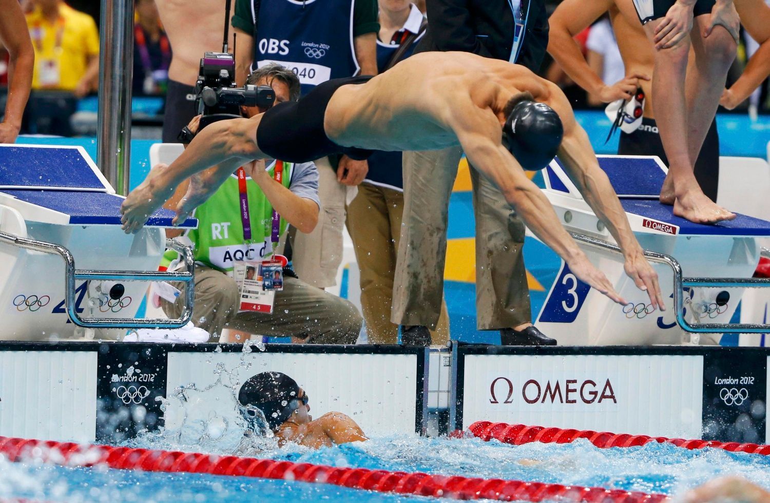 Americký plavec Michael Phelps se raduje z vítězství ve štafetě na 4x200 metrů během OH 2012 v Londýně.