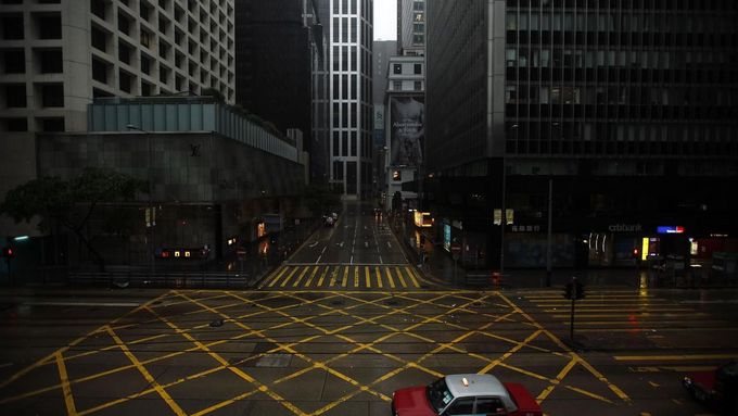 Foto: Hongkong zaskočil tajfun, napáchal velké škody