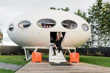 Koupil si "UFO" ze 70. let a proměnil ho na zážitkové ubytování. Je to hit Zélandu