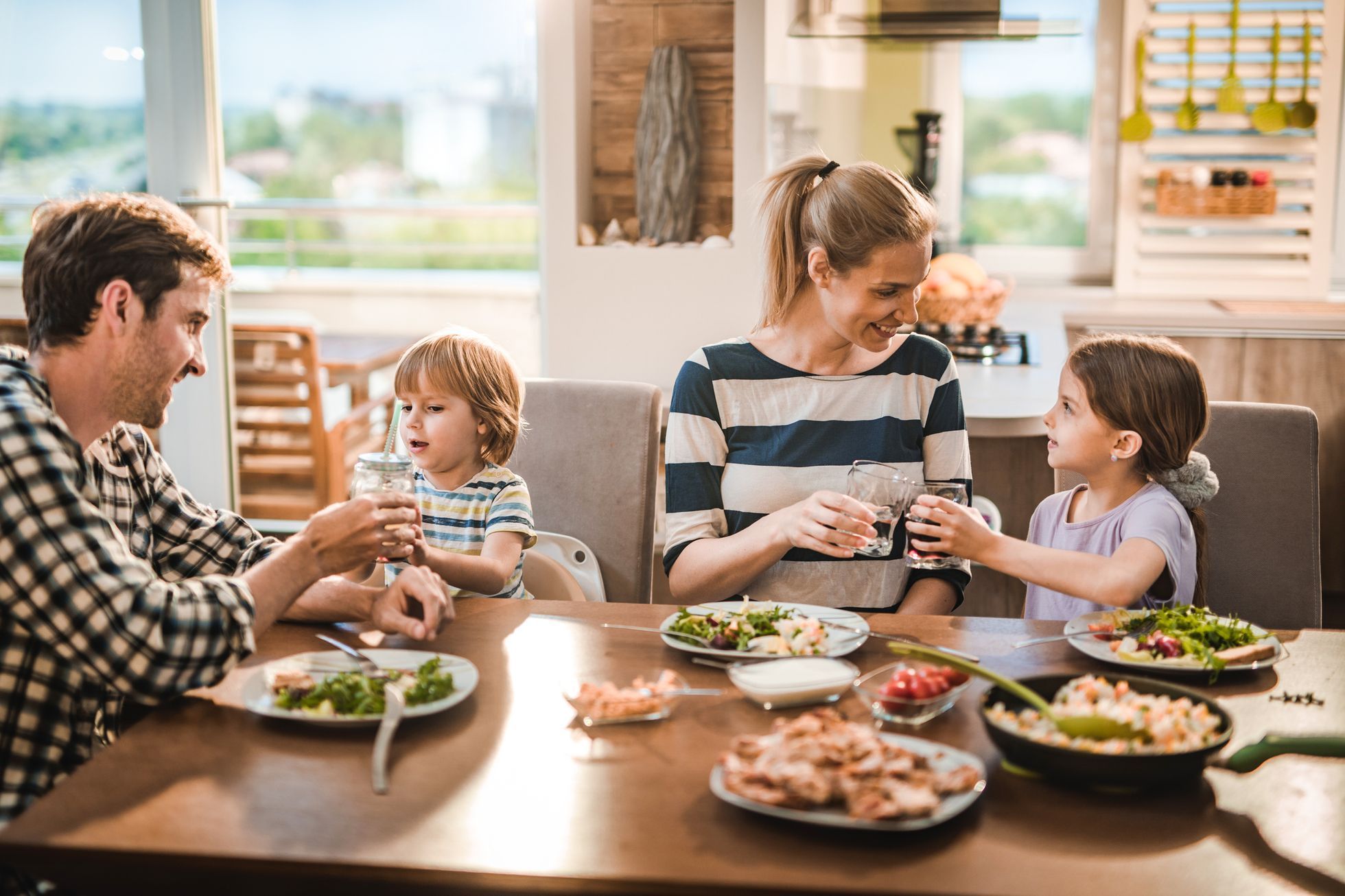 rodina, jezení, u stolu