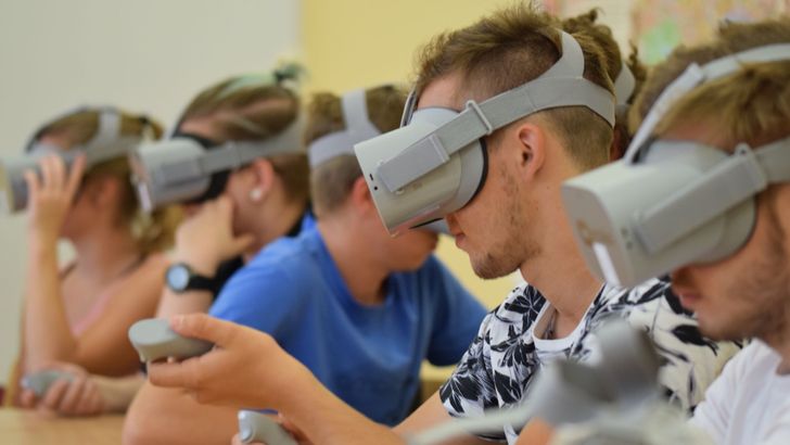 Pilotní výuka s VR na Mendelově gymnáziu v Opavě - více fotografií v úvodní galerii.