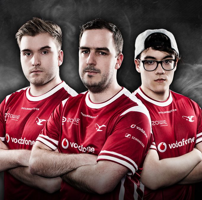 Český počítačový hráč Tomáš "Oskar" Šťastný (uprostřed) se svými spoluhráči z týmu Mousesports.