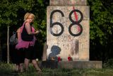 Kdosi na pomník v neděli napsal číslovku 68 odkazující na rok invaze vojsk Varšavské smlouvy do tehdejšího Československa.