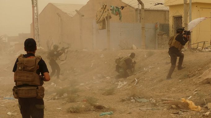 Snímek z května, kdy se Ramádí dostalo do rukou IS. Irácká armáda jej dobývá zpět.  Ilustrační foto.