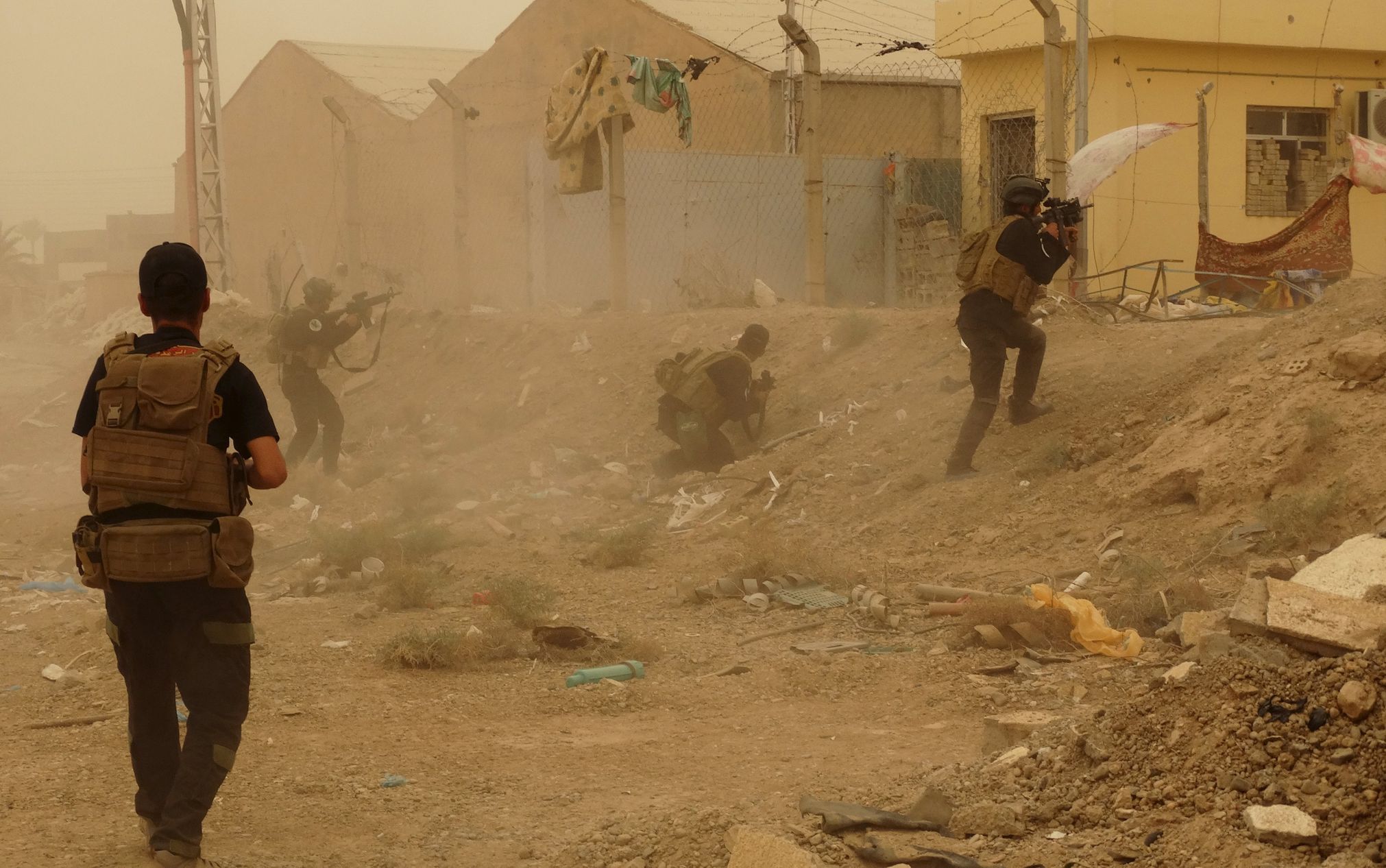 Iráčtí vojáci se brání útoku islamistů v Ramádí. Marně.