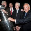 Legendy NHL Jean Beliveau, Frank Mahovlich,  Gordie Howe a Yvan Cournoyer se Stanley Cupem