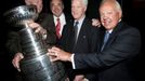 Legendy NHL Jean Beliveau, Frank Mahovlich,  Gordie Howe a Yvan Cournoyer se Stanley Cupem.