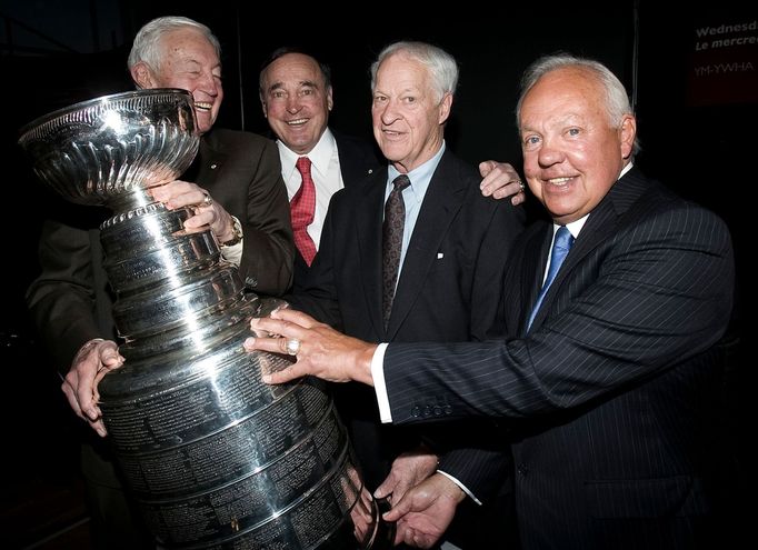 Legendy NHL Jean Beliveau, Frank Mahovlich,  Gordie Howe a Yvan Cournoyer se Stanley Cupem.