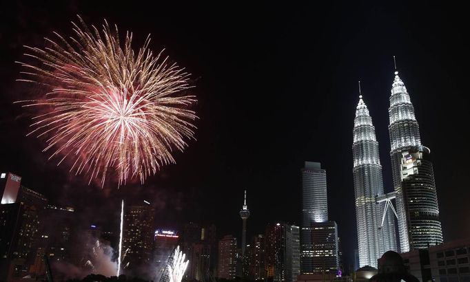 Příchod roku 2014 u Petronas Towers v malajsijském Kuala Lumpuru.