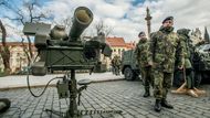 A tady je k vidění přenosný protiletadlový raketový komplet velmi krátkého dosahu RBS-70. Vyvinula jej a vyrábí společnost Saab Bofors Dynamics A.B.