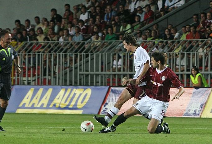 Tomáš Rosický (Arsenal) a Miloš Brezinský (Sparta Praha) v souboji o míč.