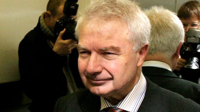 Miloš Melčák přijíždí výtahem na zasedání UVV ČSSD