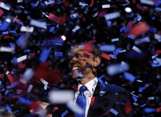 RNPS IMAGES OF THE YEAR 2012 - U.S. President Barack Obama celebrates on stage as confetti falls after his victory speech during his election rally in Chicago, November 6, 2012. REUTERS/Kevin Lamarque (UNITED STATES - Tags: POLITICS ELECTIONS USA PRESIDENTIAL ELECTION TPX IMAGES OF THE DAY) Published: Pro. 5, 2012, 11:25 odp.