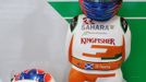 Žertík z boxů Force India - Paul di Resta v trpasličím provedení.