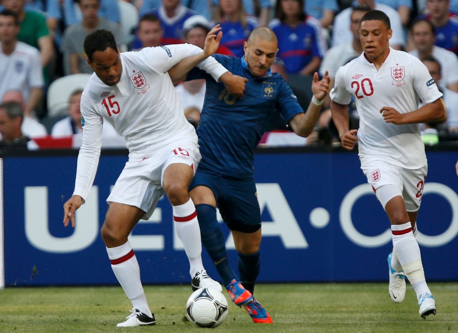 Joleon Lescott, Karim Benzema a Alex Oxlade-Chamberlain v utkání Francie - Anglie na Euru 2012
