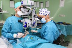 Unikátní operace: Muž bez rukou i nohou je dostal zpět