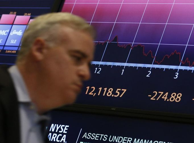 A screen shows the Dow Jones industrial average after the closing bell on the floor of the New York Stock Exchange June 1, 2012. Stocks fell more than 2 percent on Friday, dragging the Dow into negative territory for the year after a dismal U.S. jobs report added to fears that Europe's spiraling debt crisis was dragging down the world economy. REUTERS/Brendan McDermid (UNITED STATES - Tags: BUSINESS) Published: Čer. 1, 2012, 9:35 odp.