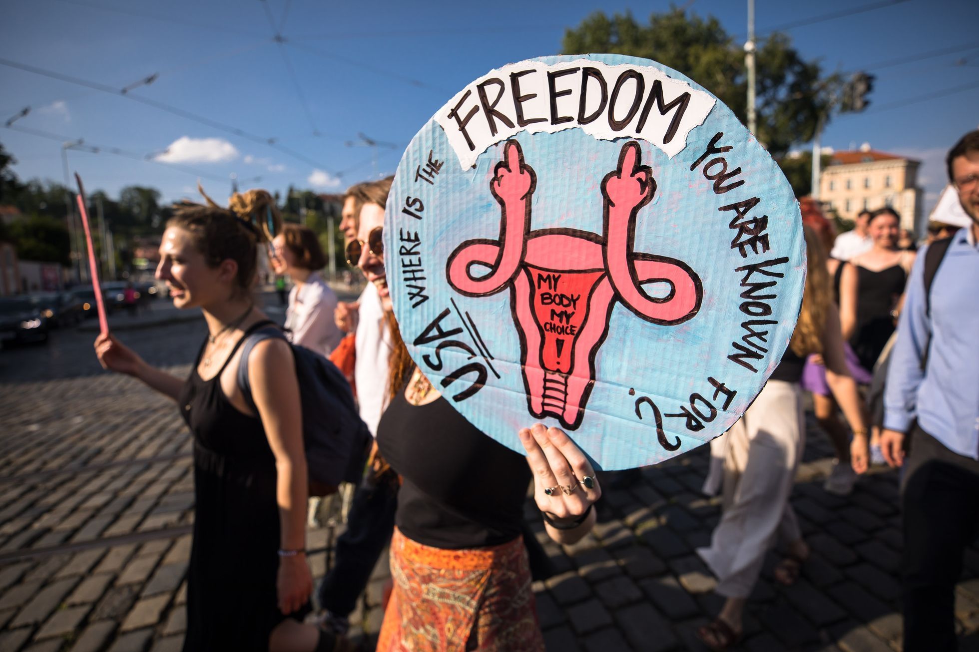 Pochod Amnesty International proti rozhodnutí amerického nejvyššího soudu v otázce potratů