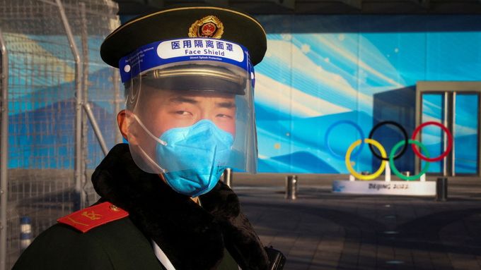 Čínský policista před sportovištěm zimních olympijských her v Pekingu 2022