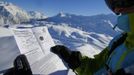 Austrian freeride skier Mathias Haunholder (R) checks the avalanche risk report prior to a freeride skiing tour on Sonnenkopf mountain in Langen am Arlberg December 10, 2012. Backcountry or freeride skiers ski away from marked slopes with no set course or goals, in untamed snow, generally in remote mountainous areas. Picture taken December 10, 2012. REUTERS/ Dominic Ebenbichler (AUSTRIA - Tags: SPORT SKIING) Published: Led. 21, 2013, 10:17 dop.