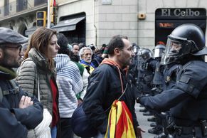 Katalánský expremiér Puigdemont byl zadržen v Německu. V Barceloně protestovaly desetitisíce lidí