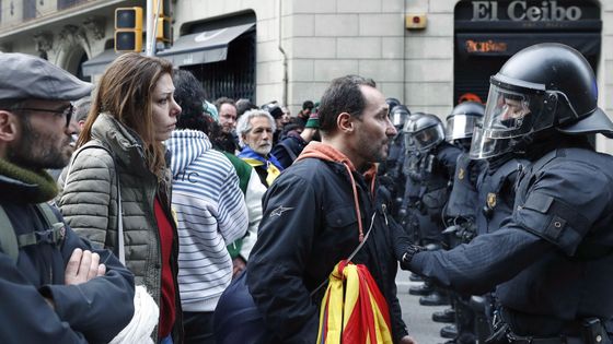 Foto: V ulicích Barcelony to vře. Expremiér Puigdemont je v německé věznici, tisíce lidí protestují