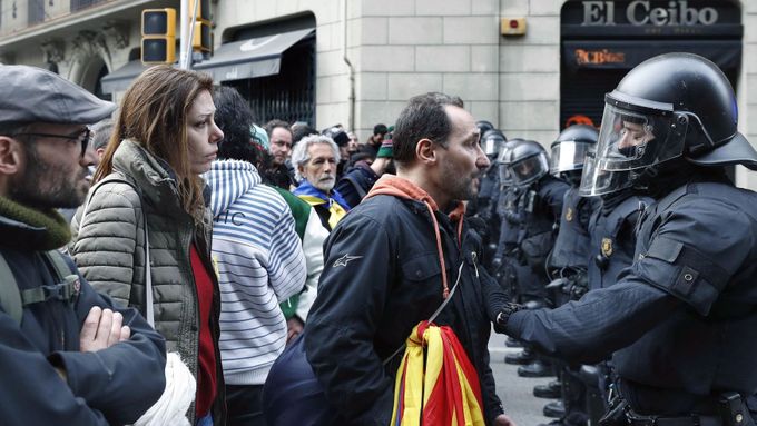 Demonstrace na podporu Carlese Puigdemonta v Barceloně.