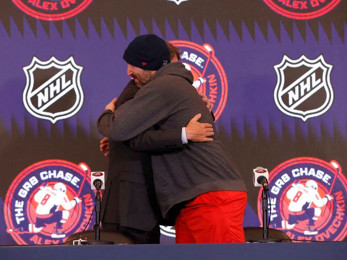 Wayne Gretzky a Alexandr Ovečkin poté, co útočník Washingtonu vyrovnal Gretzkého rekord s 894 góly v NHL