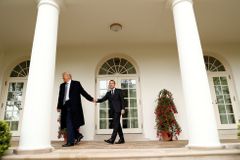 Macron odpověděl Trumpovi: Francie není vazalem USA
