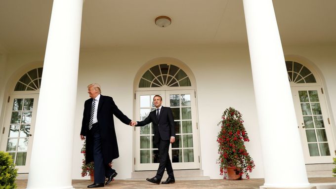 Emmanuel Macron na návštěvě u Donalda Trumpa v Bílém domě.