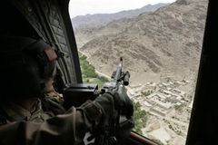 Helikoptéra NATO zaútočila na pozice Tálibánu, o život přišlo nejméně 11 civilistů