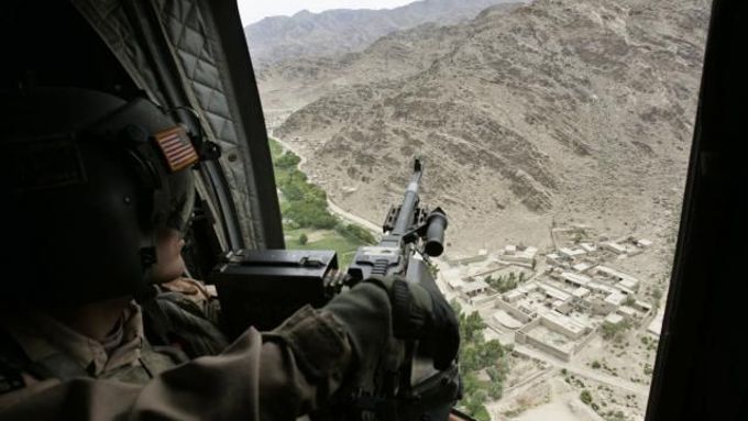 Voják NATO pátrá po tálibáncích z relativního bezpečí vojenské helikoptéry.