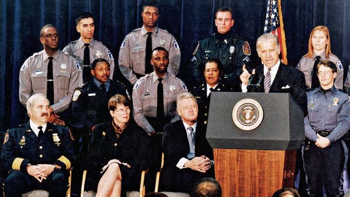 V roce 1994 byl Joe Biden jako senátor hlavním autorem reformy trestního a justičního systému USA.“Crime Bill“.