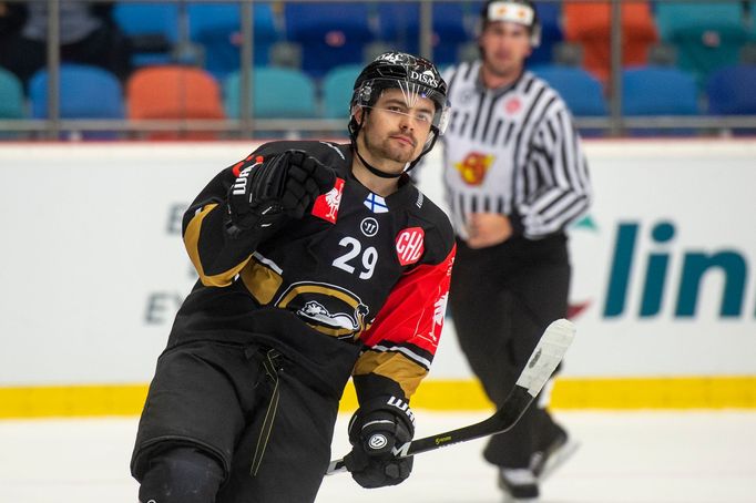 Český hokejový útočník Radek Koblížek v dresu finského Kärpätu Oulu