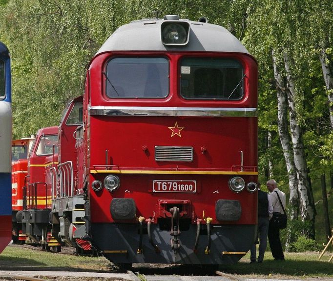 Sergej. Lokomotiva řady 781 ze SSSR, proto přezdívaná Sergej. Byl slyšet několik kilometrů daleko a obrušoval kolejnice, neboť měl tři nápravy.