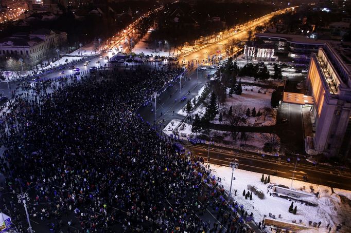 V rumunské metropoli Bukurešť protestují desetitisíce lidí proti kroku levicové vlády, která se rozhodla omilostnit stovky vězňů.