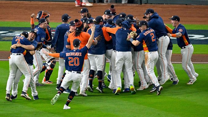 Hráči týmu Houston Astros slaví triumf ve Světové sérii MLB