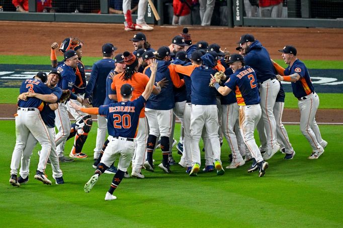 Hráči týmu Houston Astros slaví triumf ve Světové sérii MLB