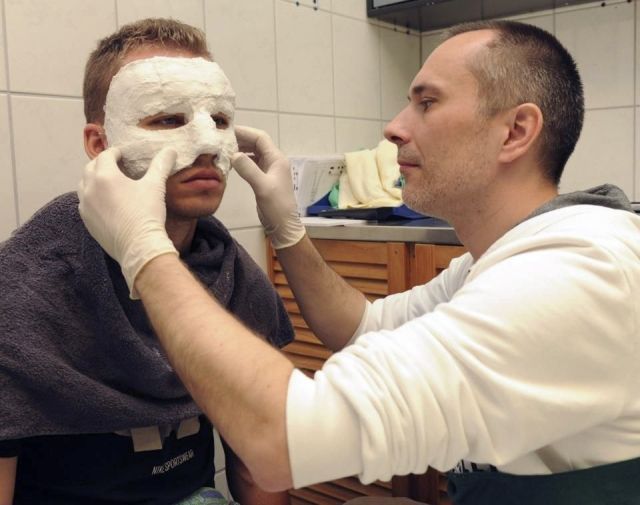 Michal Kadlec na klinice v Leverkusenu pro novou masku