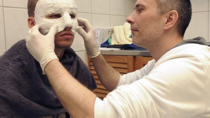 Fotbalový reprezentant u lékaře, který mu připravuje speciální kryt obličeje kvůli zlomenému nosu
