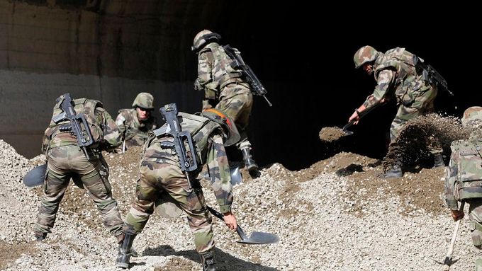 Francouzští vojáci odklízejí zátarasy nastražené srbskými nacionalisty v Kosovu.