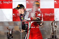 Vládce noci Vettel vyhrál v Singapuru potřetí za sebou