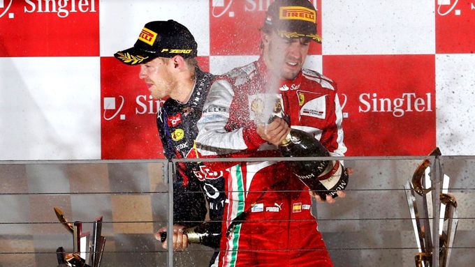 Sebastian Vettel (vlevo) se už Fernandovi Alonsovi vzdálil o 60 bodů.