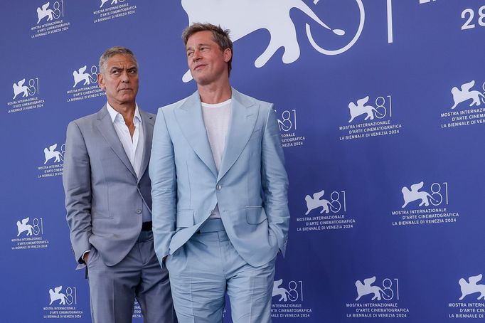 George Clooney a Brad Pitt na benátském uvedení filmu Wolfs.