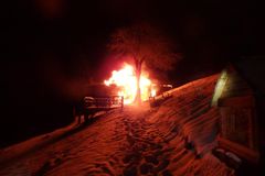 V Peci pod Sněžkou shořela chata Bažina, hasiči se k ní nedostali s těžkou technikou
